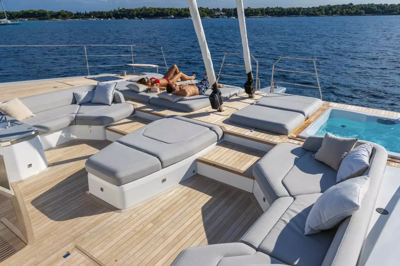 Fountaine Pajot Thíra 80 pramčani lounge