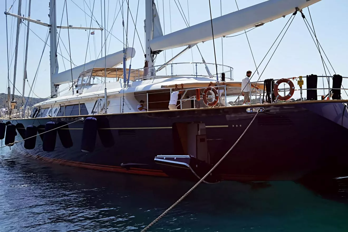 Frey-na-jahti-Perini-Navi-Burrasca-00.jpg
