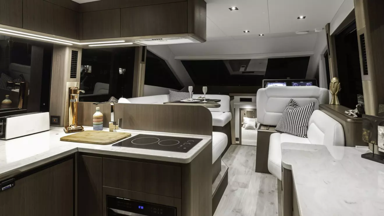 Galeon 480 Fly - salon.jpg