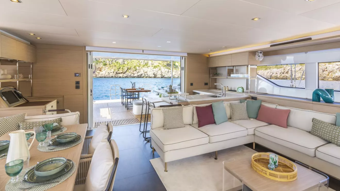 lagoon 60 - salon.jpg