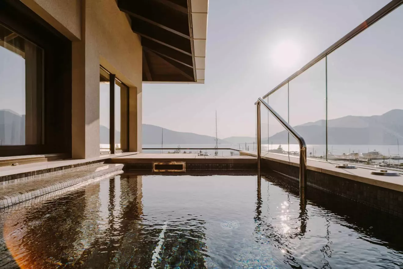 regent-porto-montenegro-Jacuzzi.jpg
