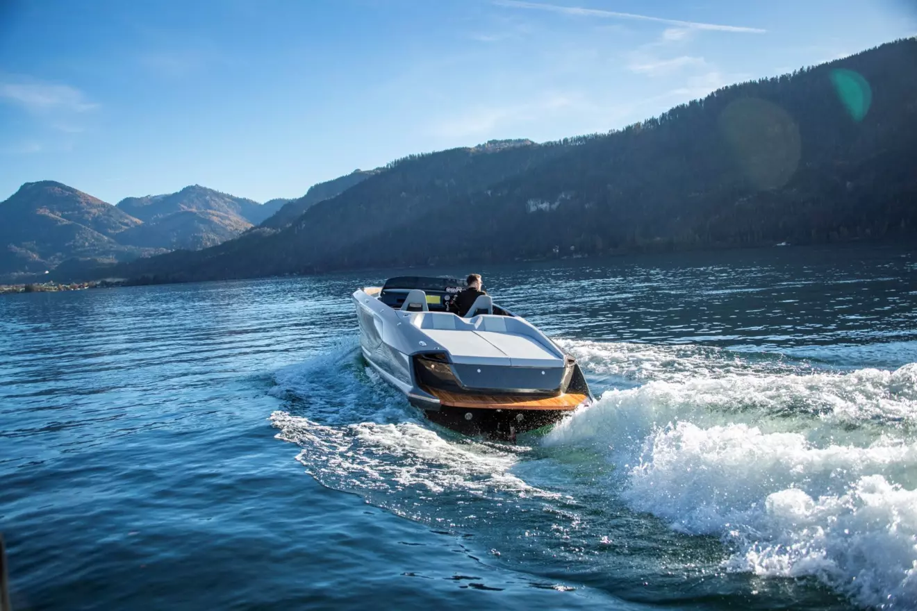 Frauscher 797 Spectre-back view cruising.jpg