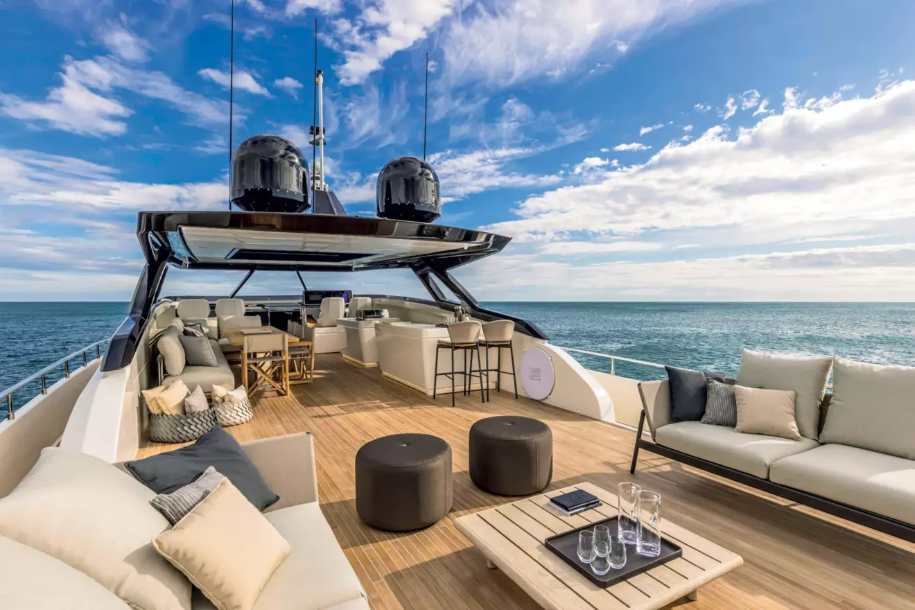 Ferretti-Yachts-1000-flybridge-00.jpg