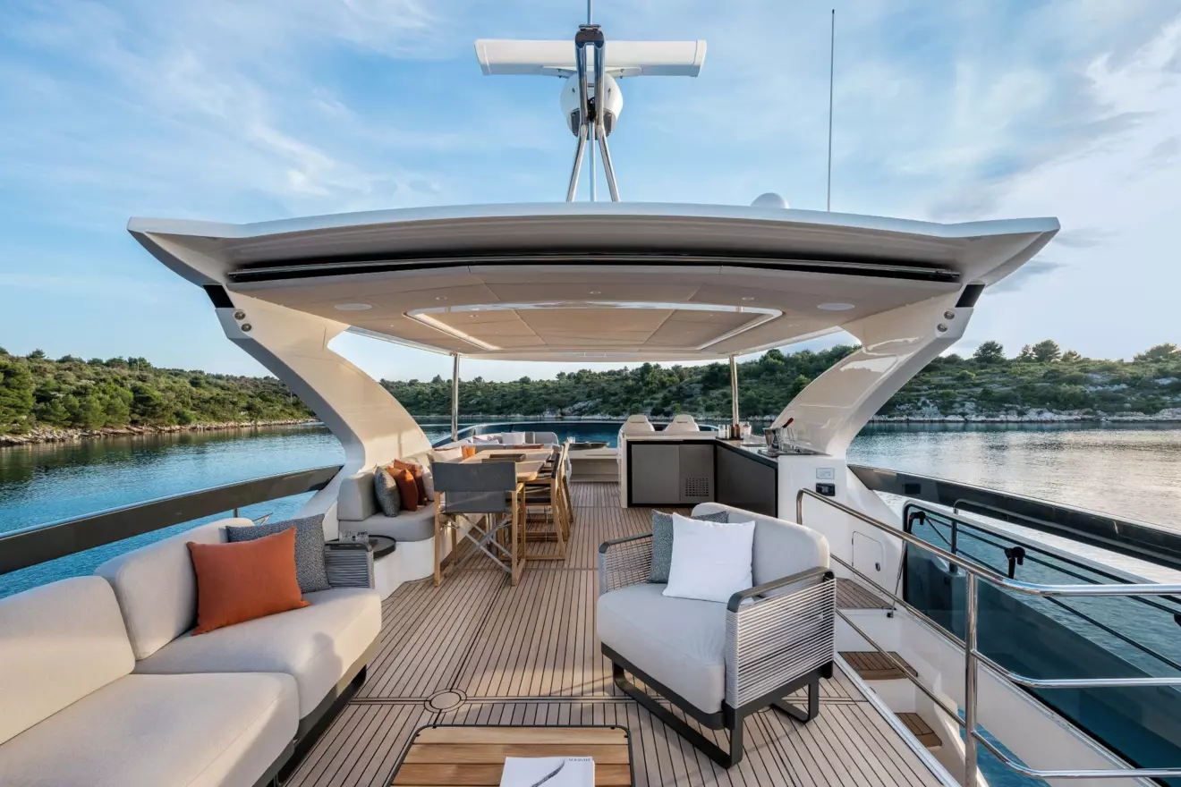 Absolute 70 Fly - flybridge.jpg