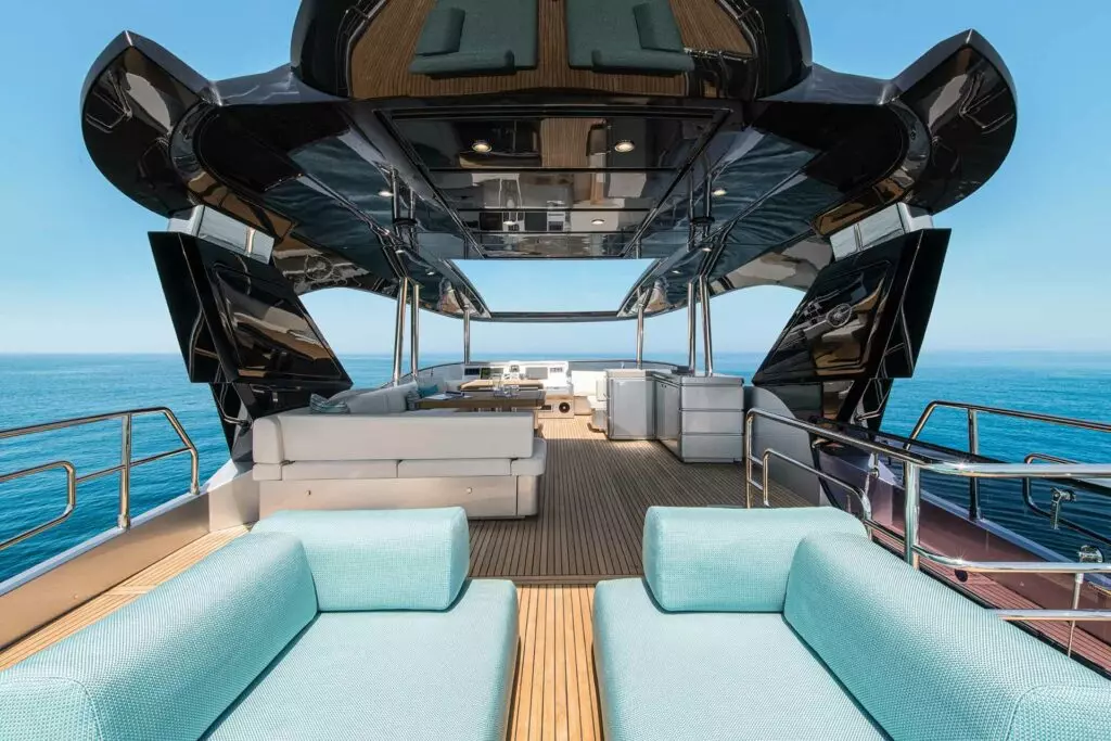 MCY-76-flybridge-01-1024x683.jpg