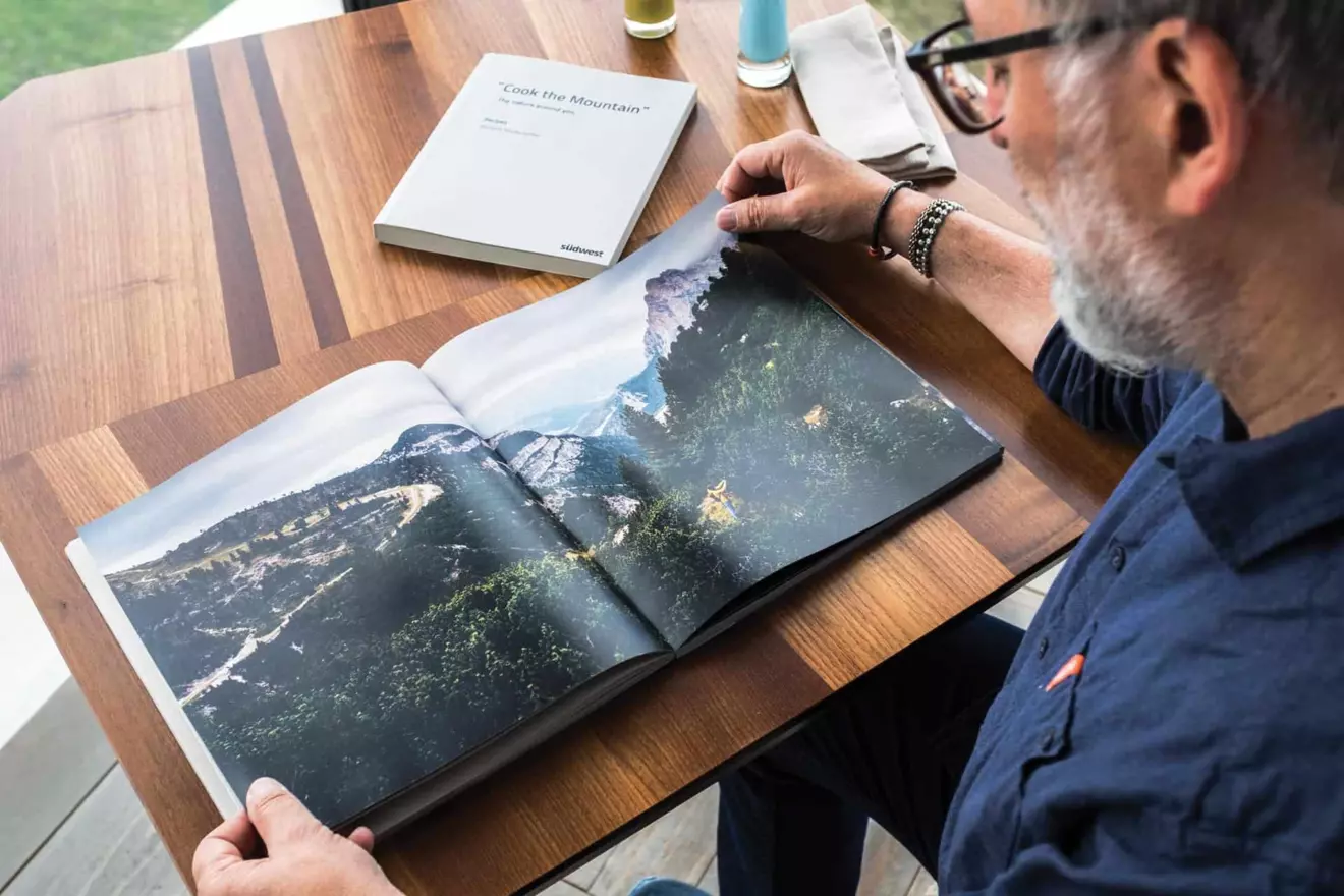 Ovo je fotografija chefa Norbert Niederkofler Cook The Mountain Knjiga 