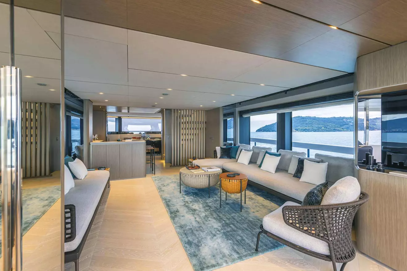 Ferretti Infynito 90 salon