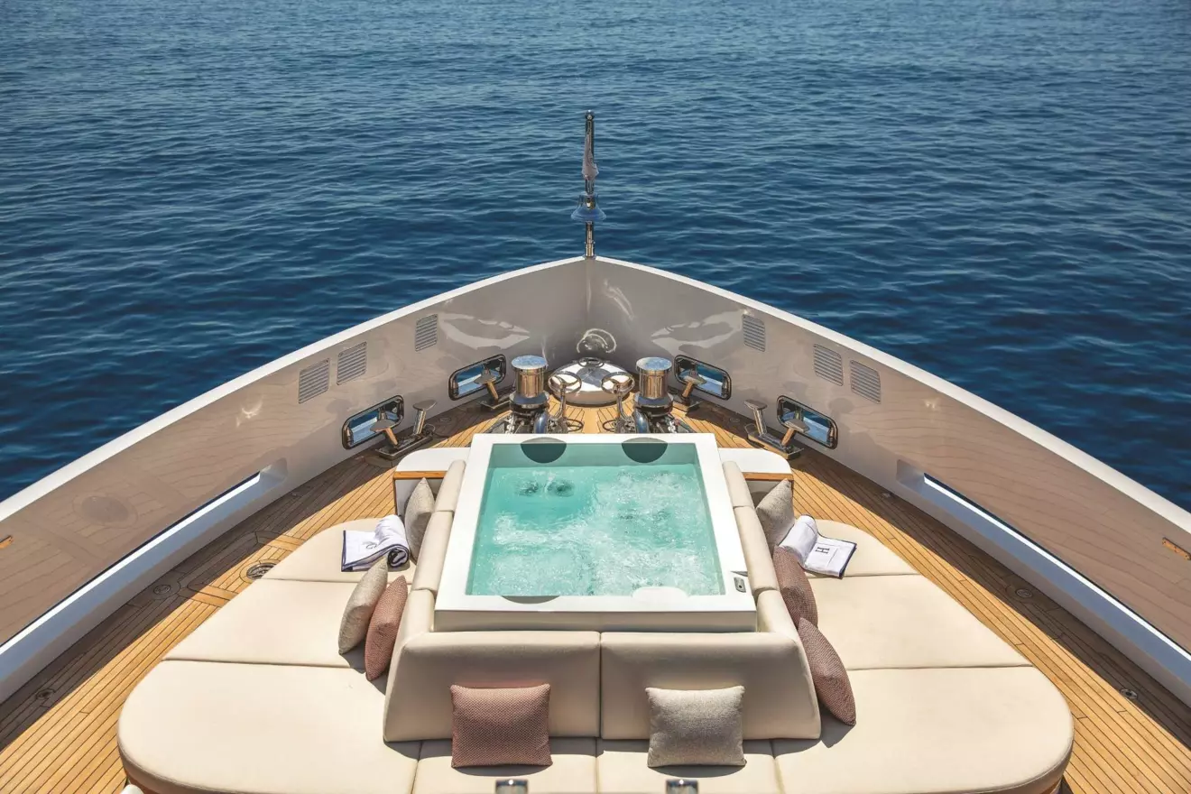 benetti-b.yond-37m-eksterijer-01-1.jpg