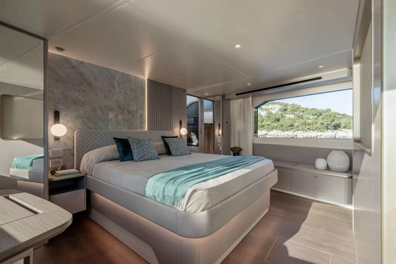 Absolute 70 Fly - master cabin.jpg
