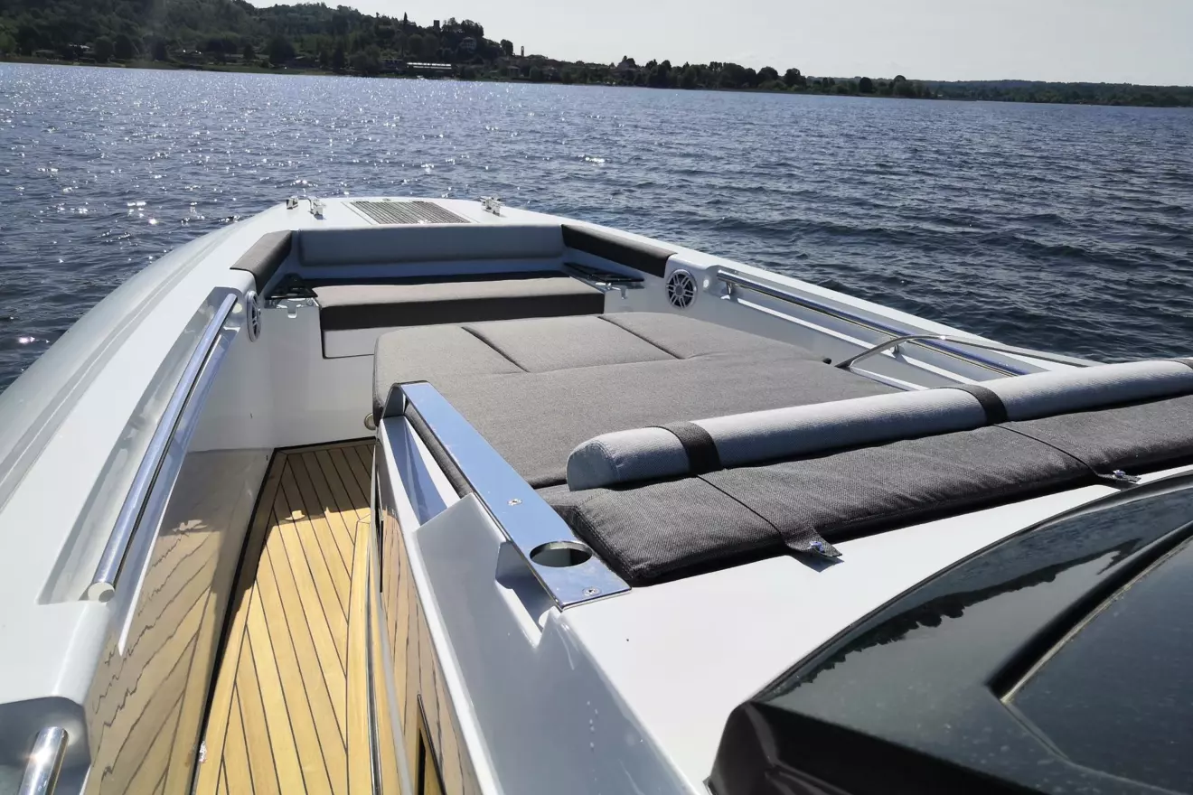 Pirelli 42 - bow sunpad.jpg