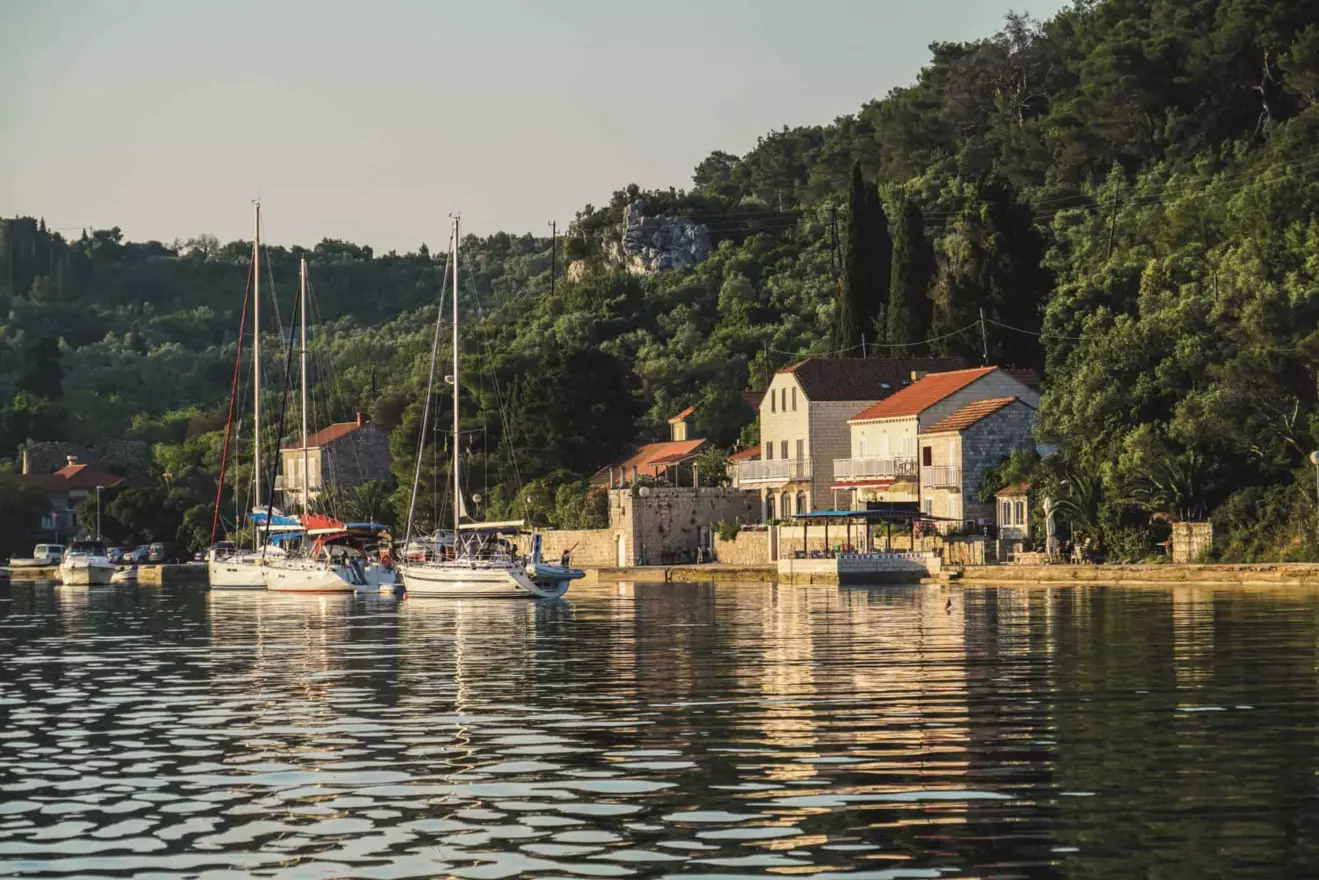 Ovo je fotografija Šipanska luka jedrilice