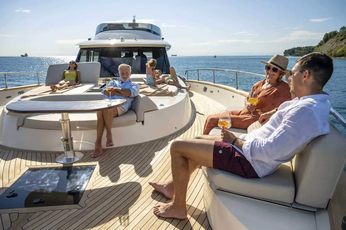 monachus-70-sundeck-00.jpg