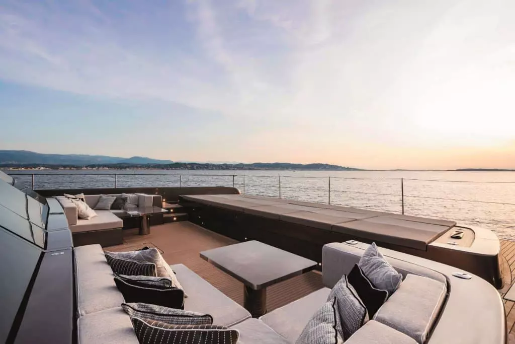 80 Sunreef Power bow lounge