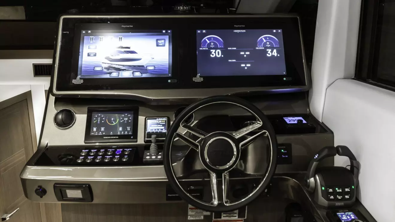 Galeon 480 Fly - helsman displays.jpg