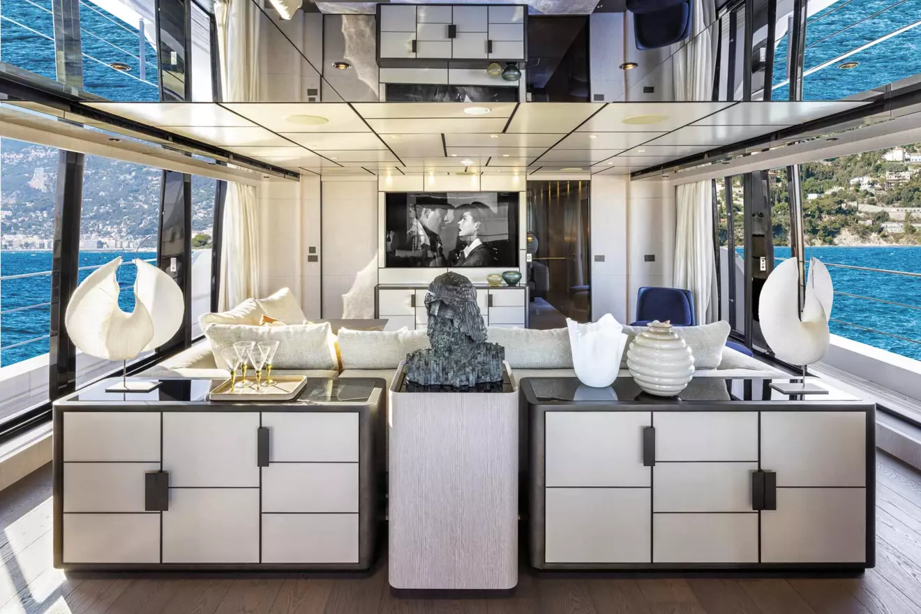Custom Line 140 glavni salon