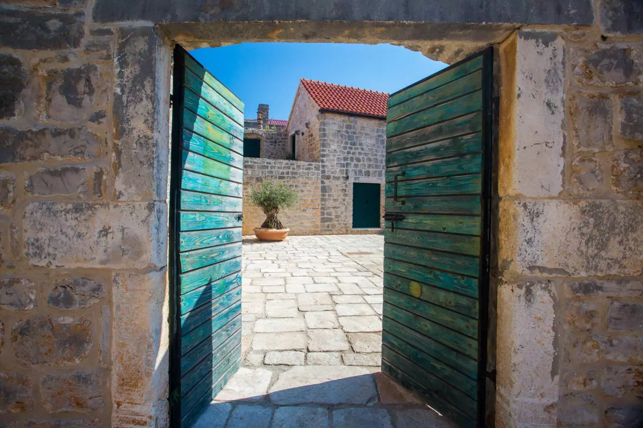 Grohote, Bratska kuća.jpg