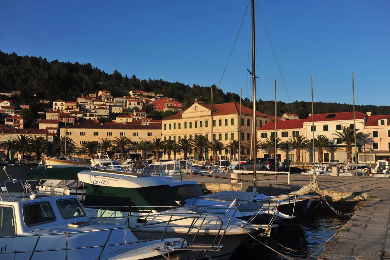 vela luka, stari dio grada