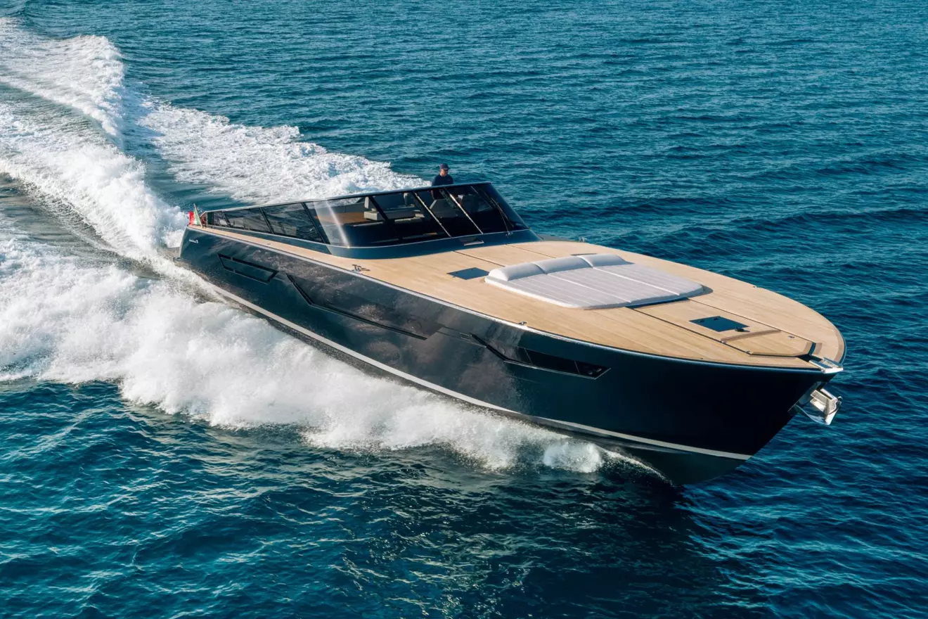 Itama 70 - front view cruising.jpg