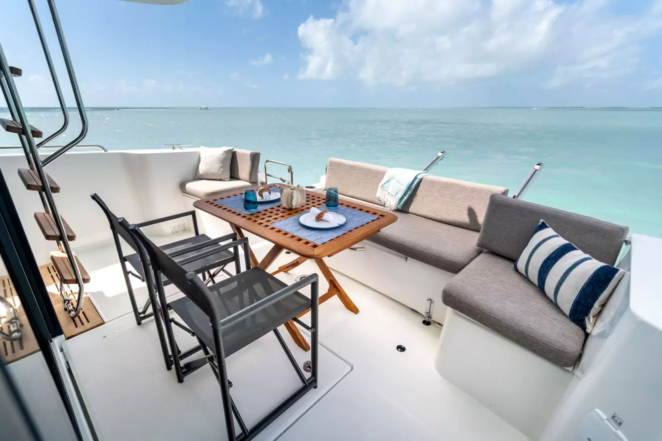 Beneteau Swift Trawler 37 Fly sofa na krmi