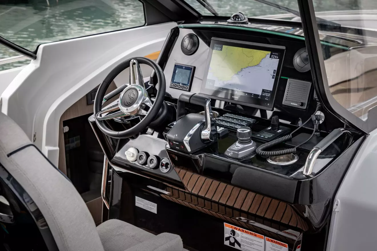 Beneteau Gran Turismo 35 - helm station.jpg