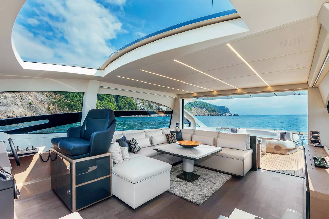 Pershing 70 - kokpit