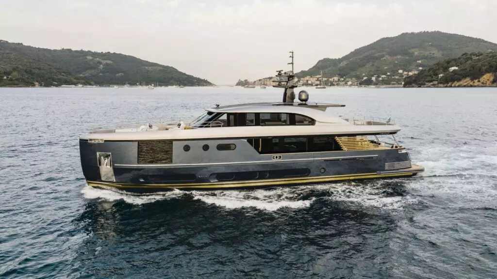 Azimut-Magellano-30-Metri-bocna-linija-1024x576.jpg