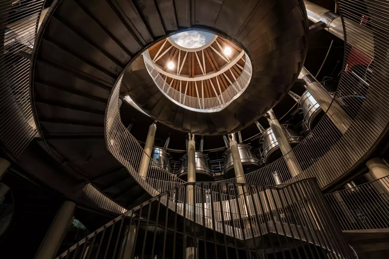 winery-architecture-Le-Mortelle-Spiral-staircase-02.jpg