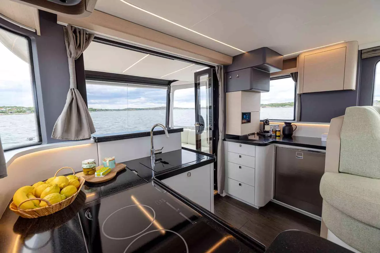 Nimbus 495 Flybridge kuhinja