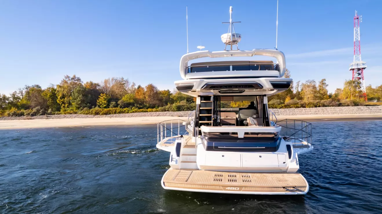 Galeon 480 Fly - aft view.jpg