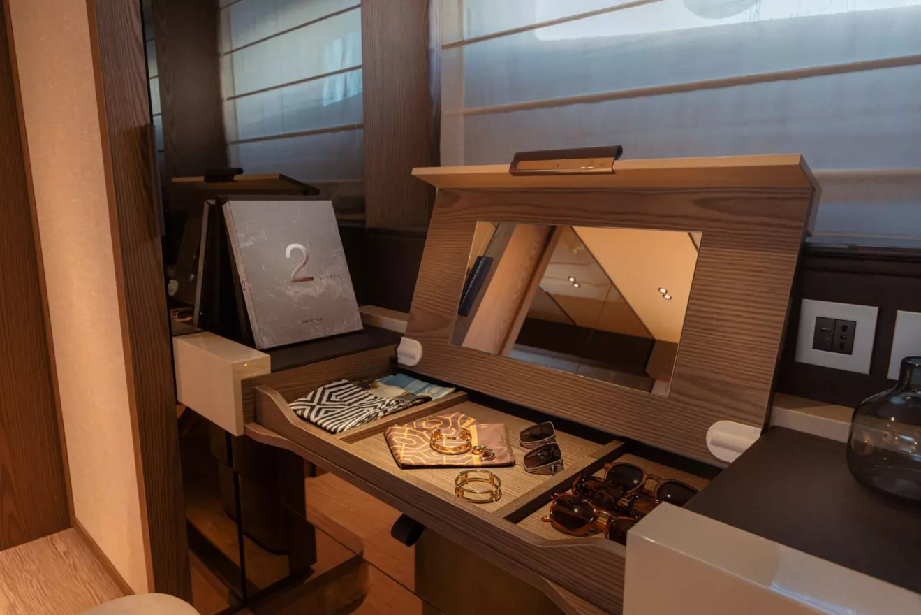 Invictus TT550 interior desk