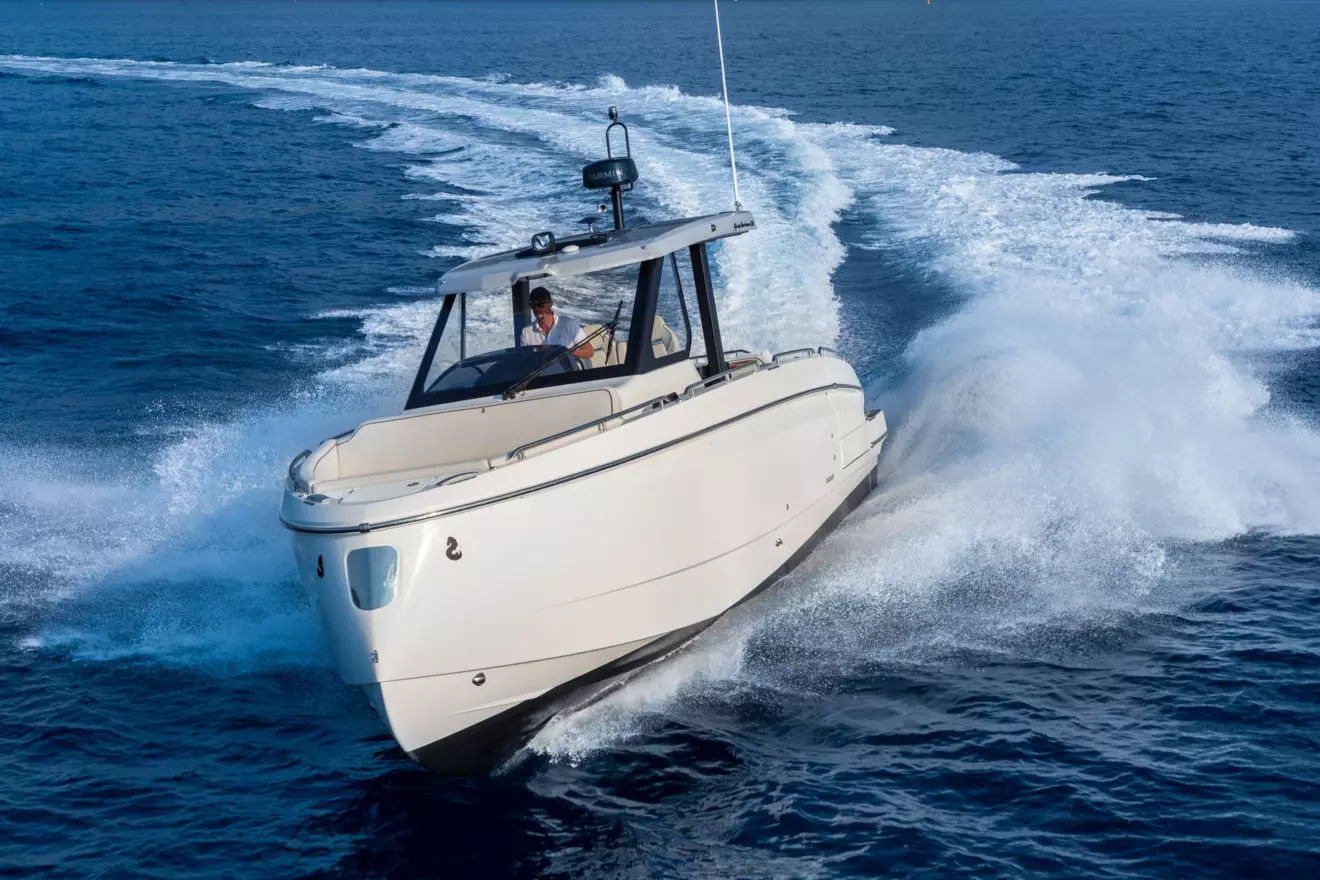 Beneteau Gran Turismo 35 - front view cruising.jpg