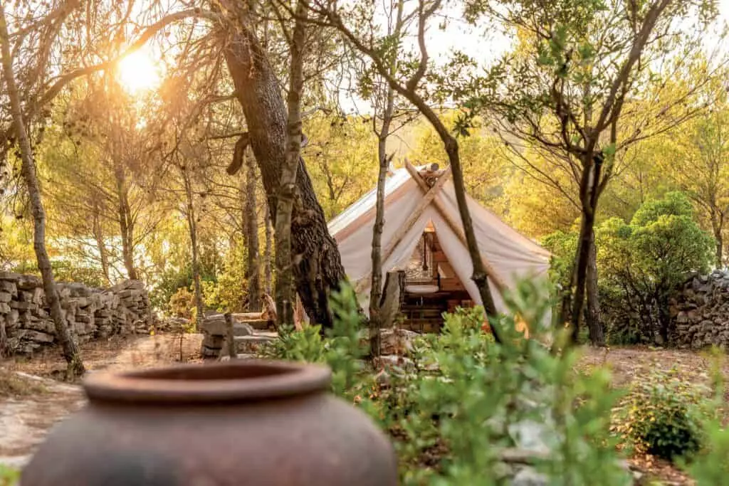 otok hvar glamping