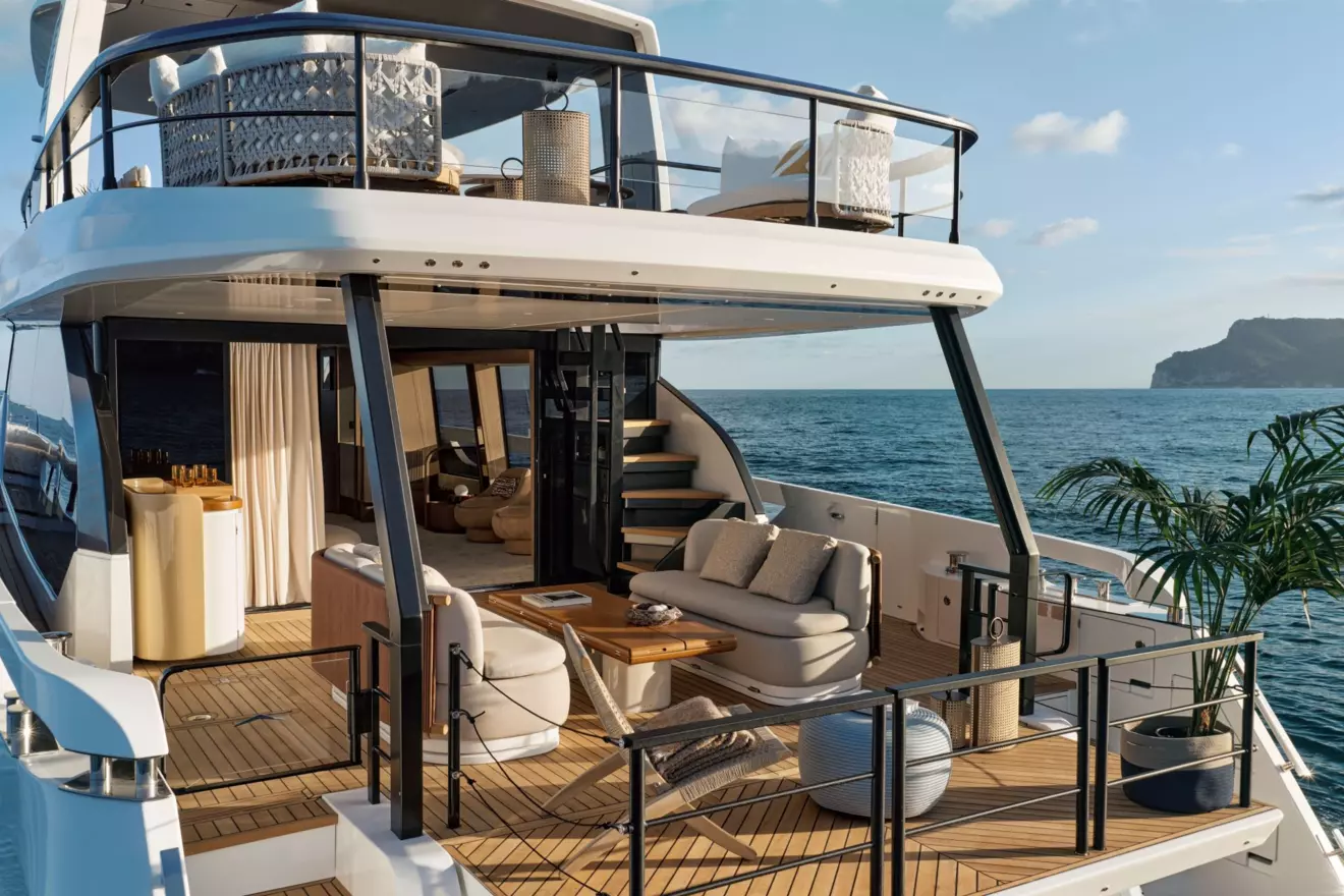 Azimut 82 Fly - stern.jpg