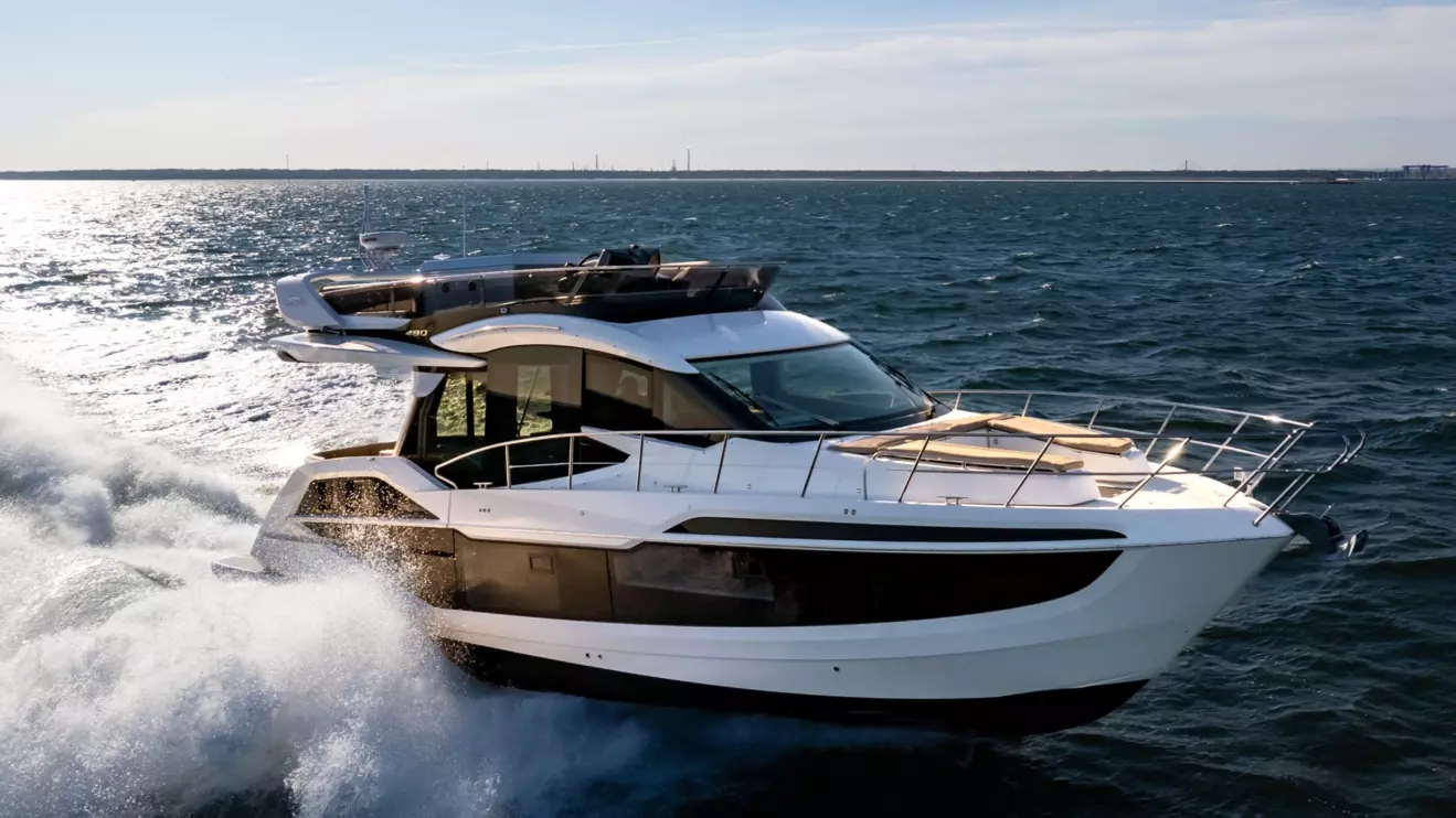 Galeon 480 Fly - side view cruising.jpg