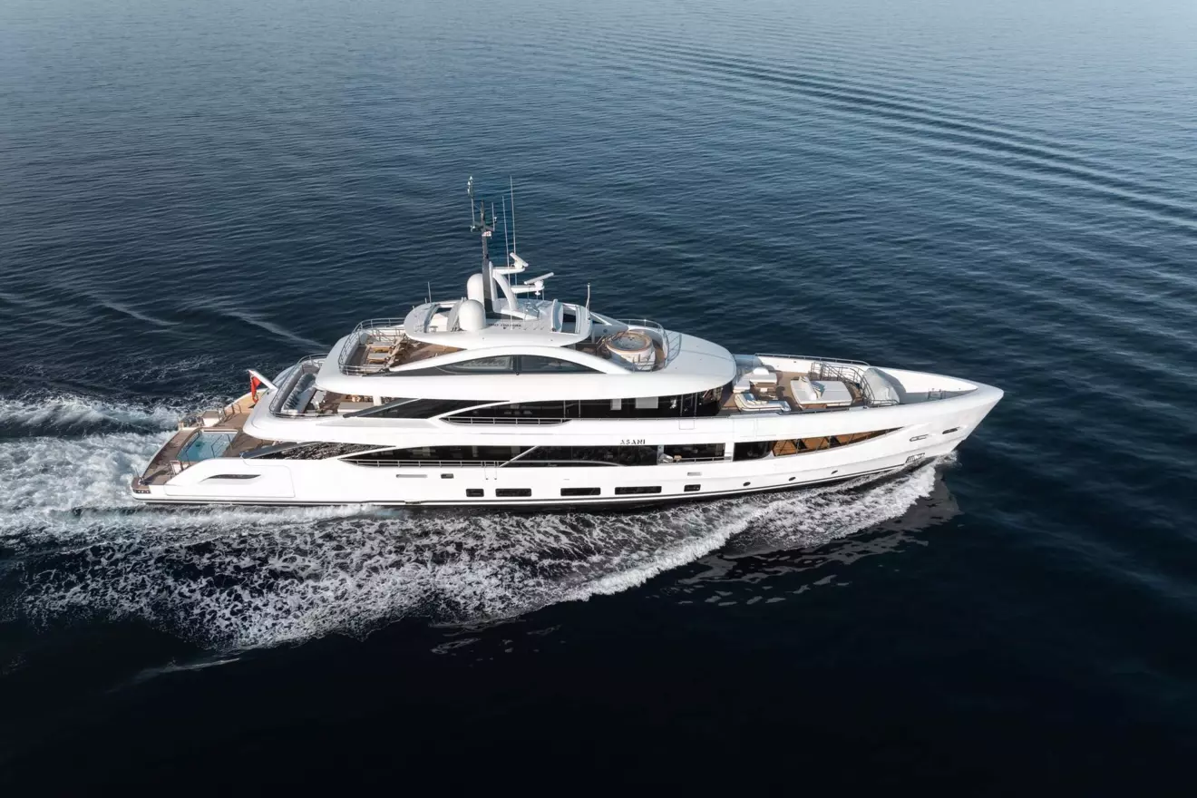 MY Asani u plovidbi iz zraka, Benetti B.now 50 M jahta