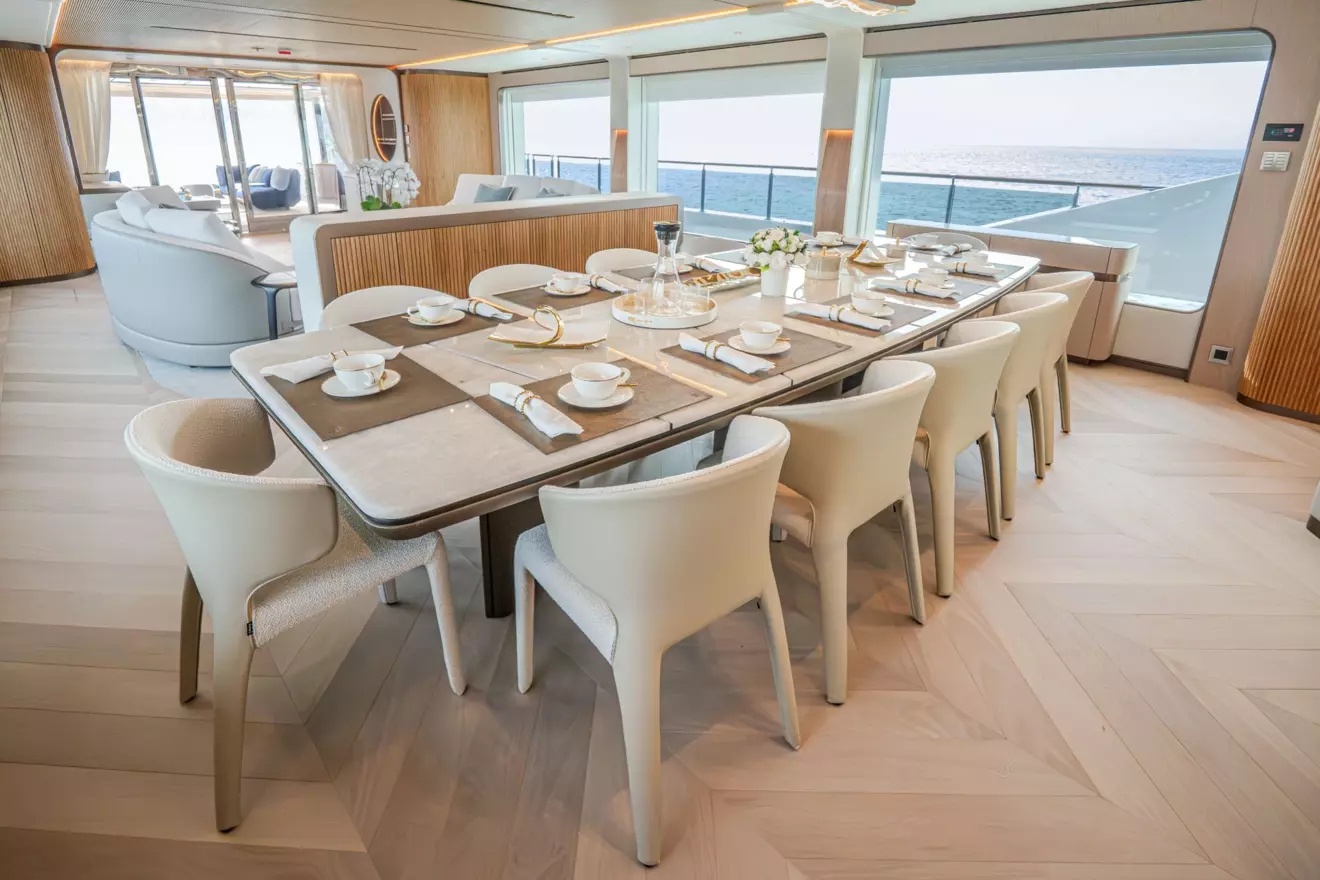 Unutarnja blagovaonica za 12 osoba na jahti Majesty 145