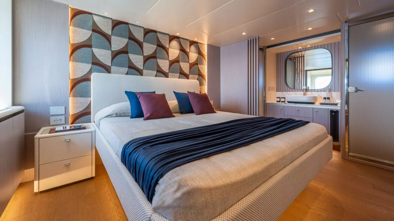 Absolute Navetta 62 VIP cabin