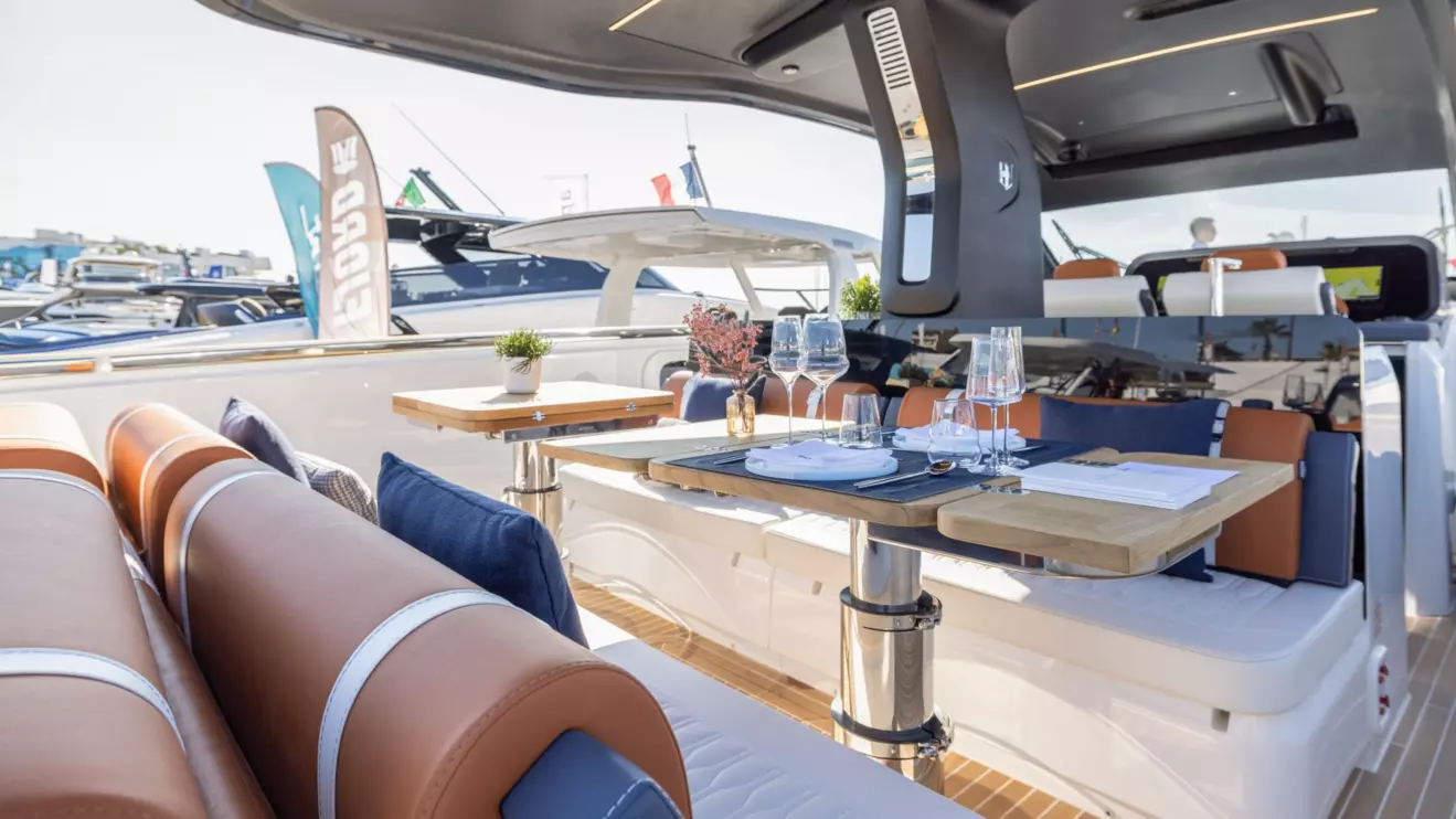 Invictus TT460 Shell Edition - cockpit.jpg