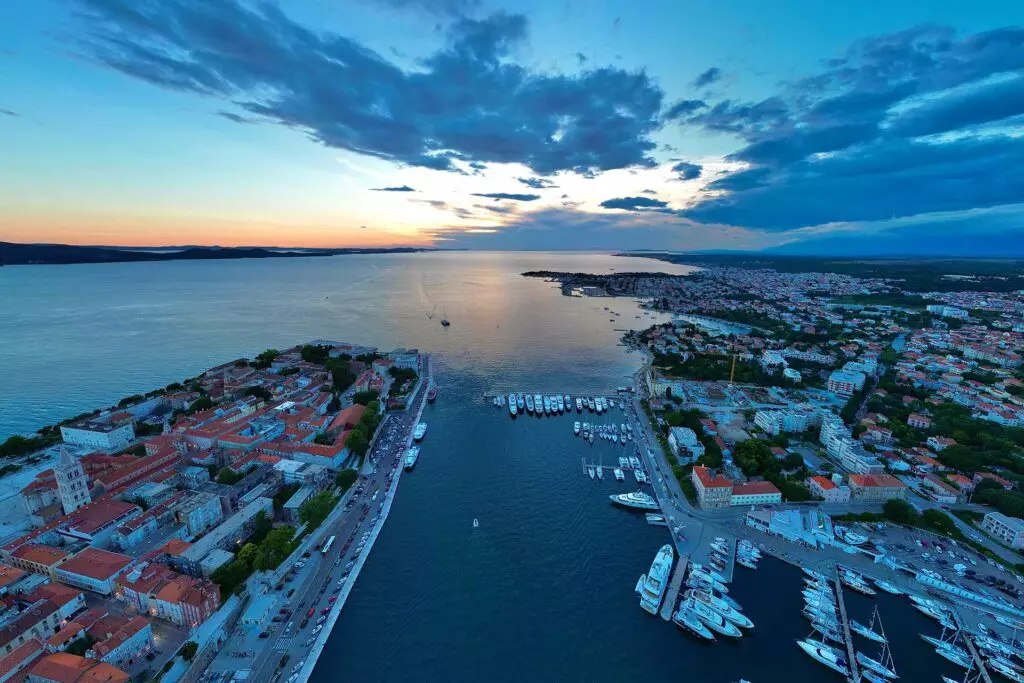 pogled-na-grad-zadar-iz-zraka-s-mora-00-1024x683.jpg