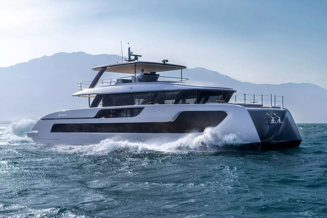 Sunreef Ultima 88 - side view cruising.jpg