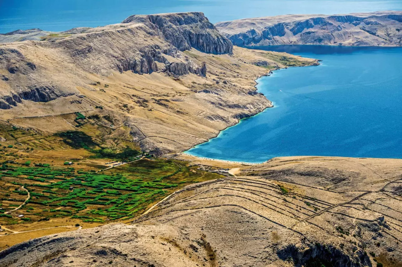 Zračna fotografija jedinstvenog krajolika na otoku Pagu. 