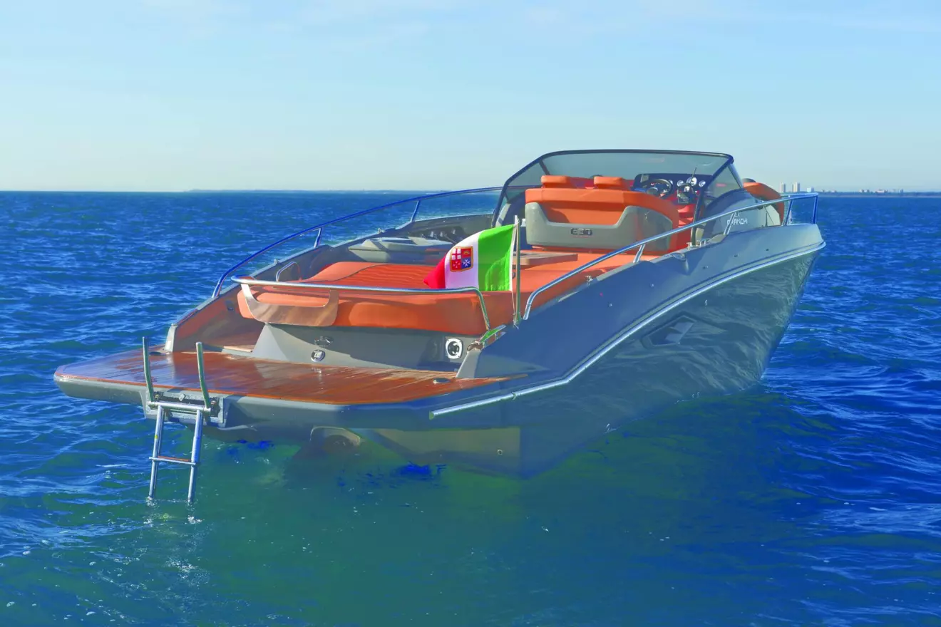 Cranchi E30 Endurance pogled na krmu