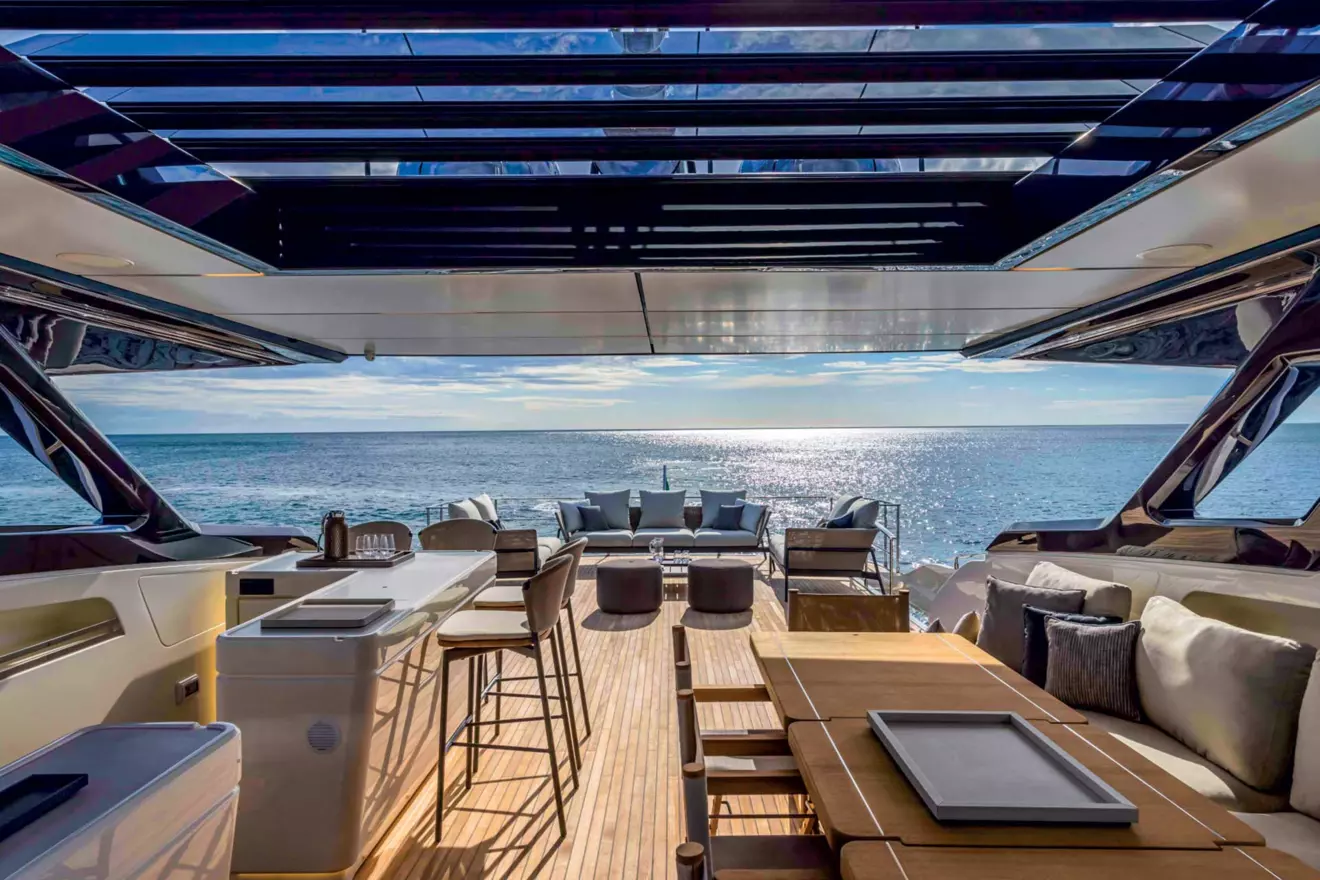 Ferretti-Yachts-1000-kokpit-00.jpg