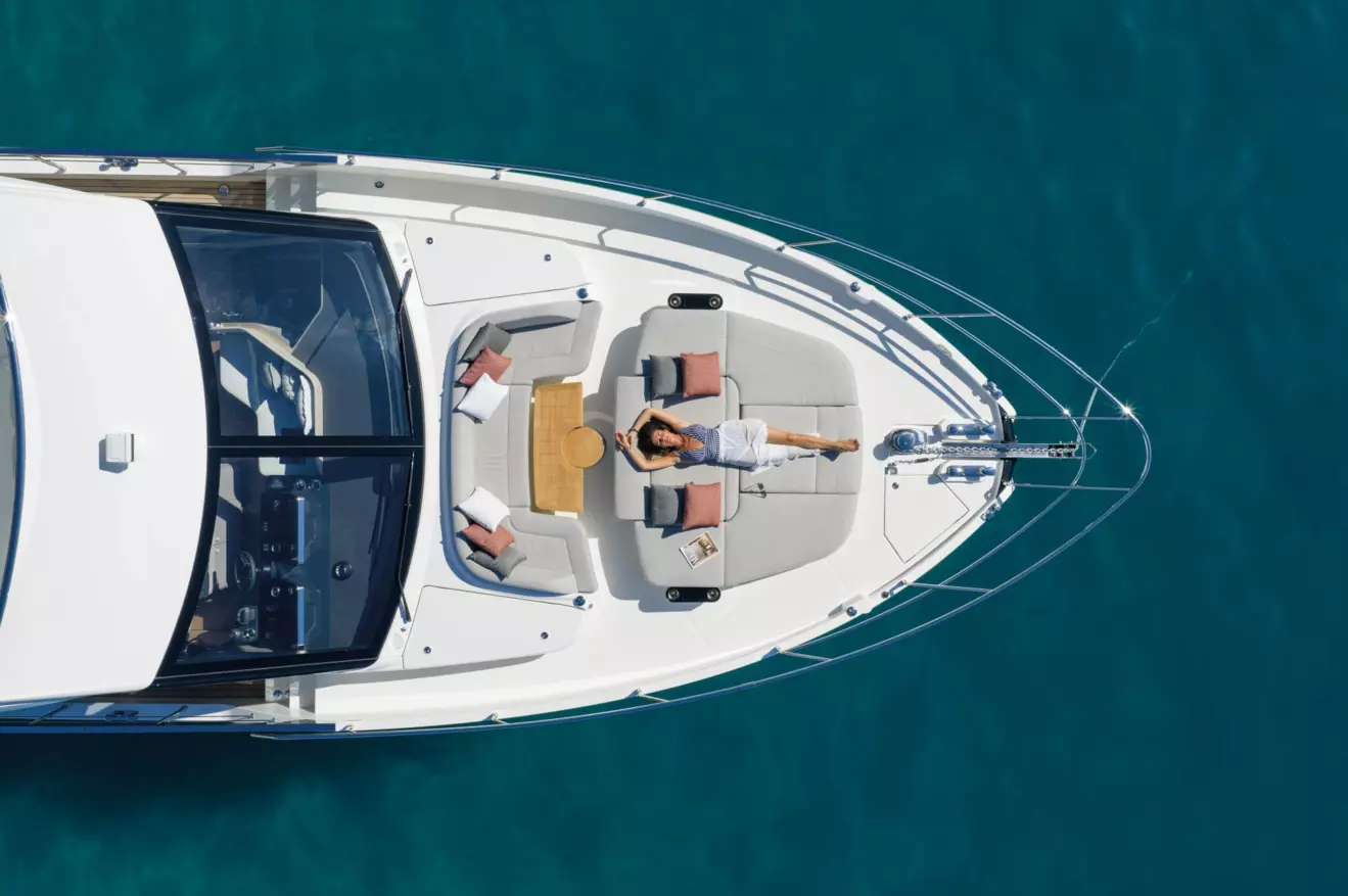 Absolute 70 Fly - bow lounge.jpg