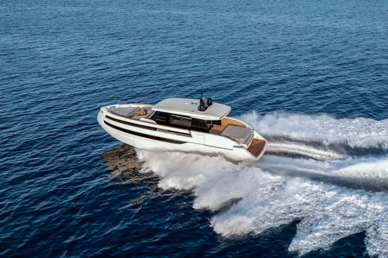 Invictus ST550 bocna linija u plovidbi