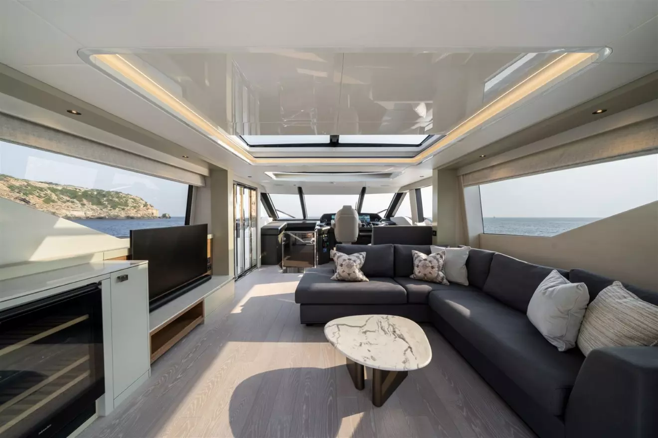 Sunseeker-82 Ocean Enclosed - upper deck salon.jpg