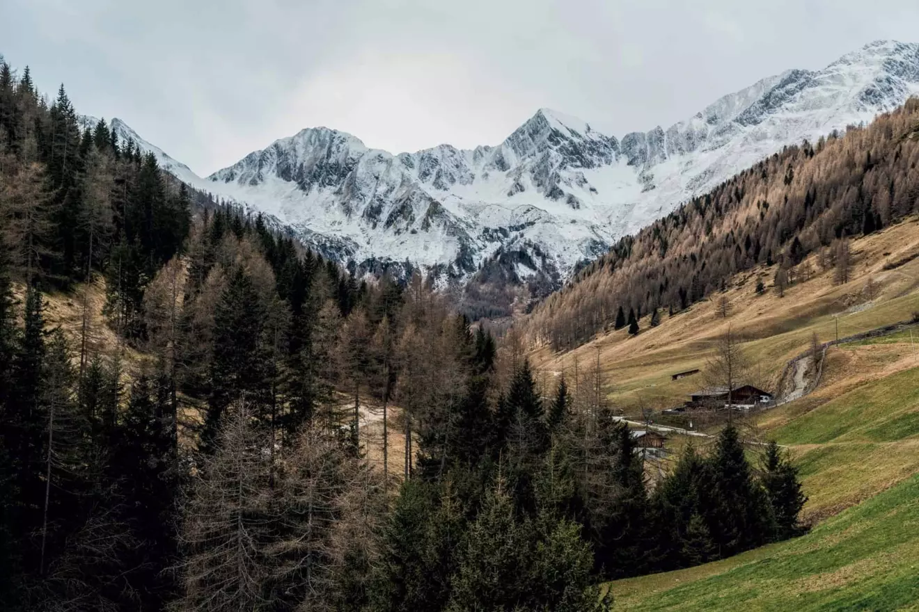 Ovo je fotografija s planinama i padinama Južnog Tirola