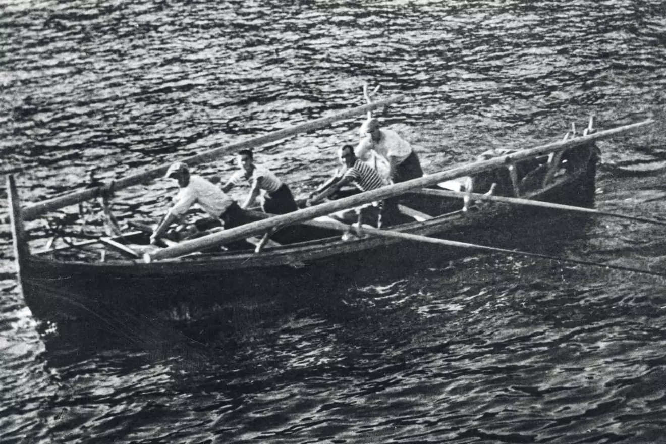 Ovo je fotografija posade obitelji Zanki koja vesla u falkuši 