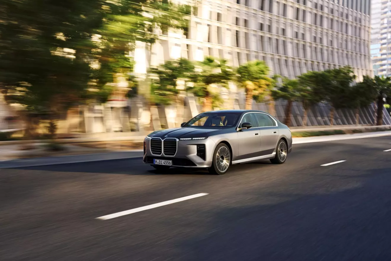 bmw serije 7 - u voznji.jpg