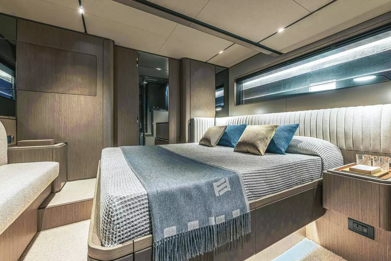 Ferretti Infynito 90 kabina